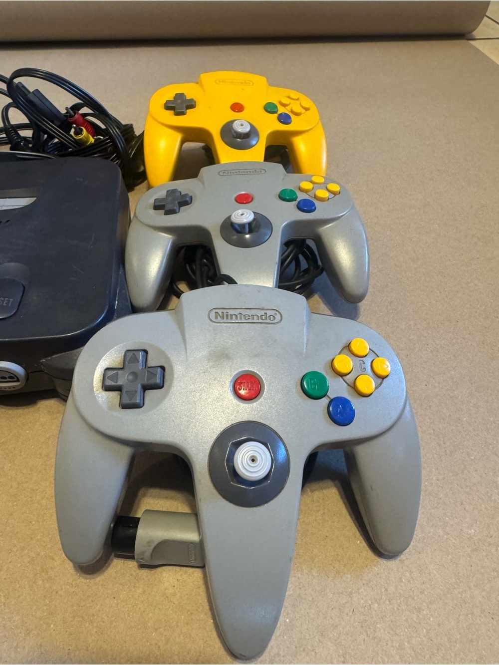 Nintendo 64 Console With Regular Memory Pack - Picture 4 of 5